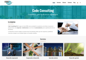captura de pantalla de página de inicio de web. Cabecera en azul traslúcido, dejando entrever una oficina. Después texto y foto a la derecha. Abajo, cuatro imágenes
