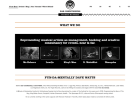 captura de pantalla de web. Tres zonas diferencias. Cabecera en blanco con logo en medio. Banda central negra con fotos de artistas en blanco y negro. Zona inferior blanca, con texto