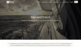 captura de pantalla de web mayam travel. Se trata de una foto tomada a bordo de un velero, desde su lado izquierdo. Es un atardecer. Se ve al mar y el sol al fondo, con parte del costado del velero.