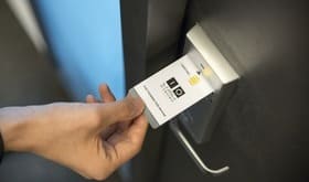 Una mano de un hombre inserta una tarjeta de acceso a una puerta