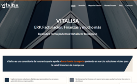 Captura de pantalla de web Muestra un edificio de fondo acristalado en tonos grises y azulados con el texto Vitalisa. Bajo éste el lema de la empresa y una llamada a la acción. Los textos en color blanco.