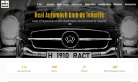 Imagen de página de inicio de una web. De fondo el morro de un mercedes clásico en grises. Sobre éste texto Real Automóvil Club de Tenerife en amarillo y lema en blanco debajo